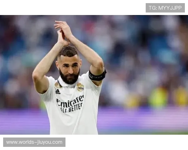 伯纳乌球迷高歌致敬本泽马，法国前锋主场谢幕战感人